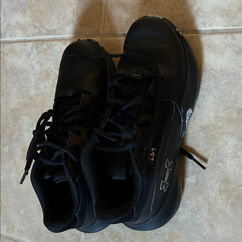 Under Armour Boys Black Athletic Sneakers 6Y NWOT